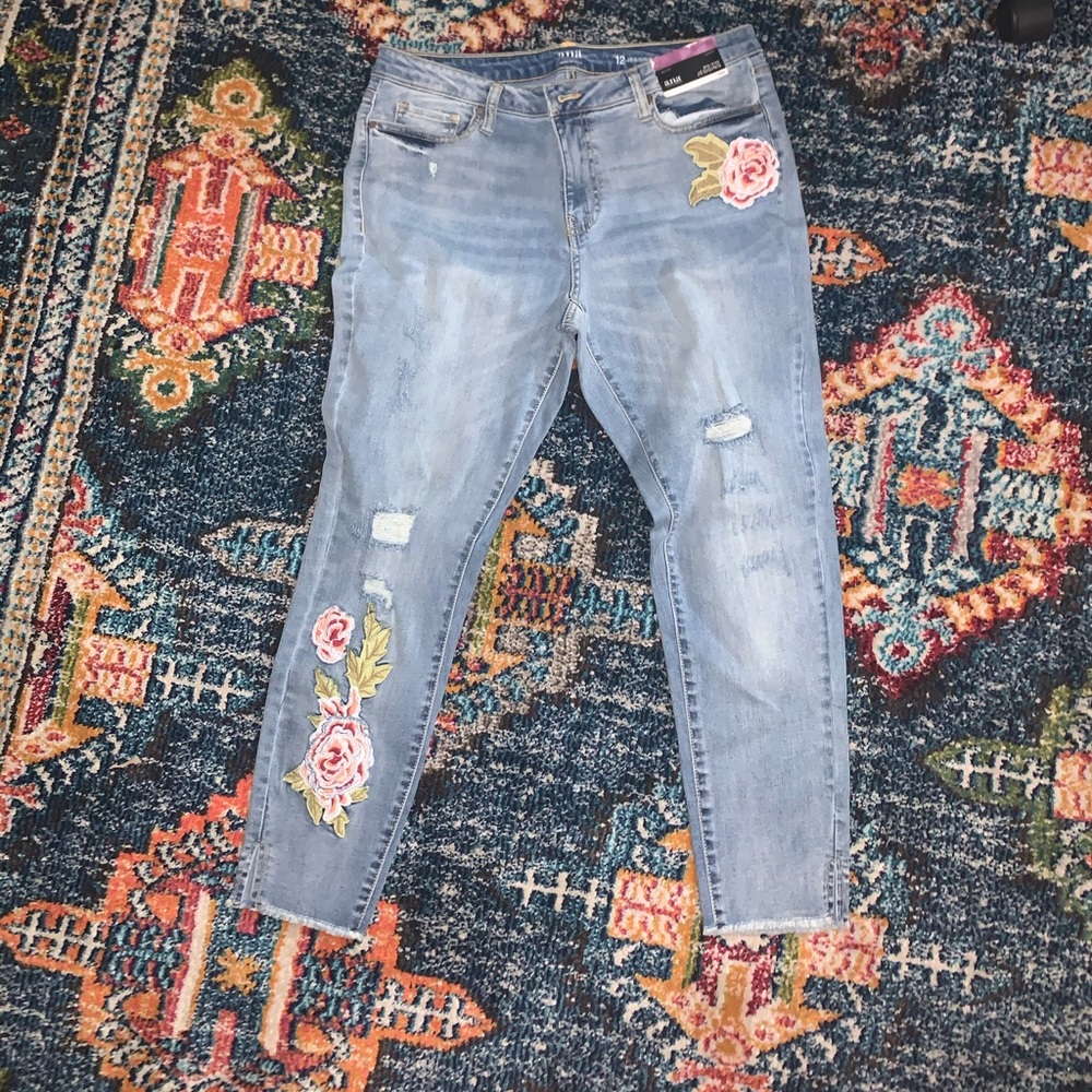 Jean jegging. Frayed hem. Roses embroidery patches
